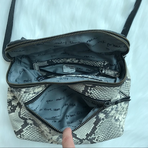 Ash Snake Embodied Shoulder Strap Bag - Picture 7 of 8